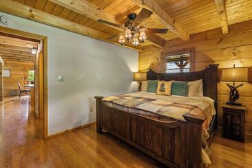 קוטג'' Cabin W/ Hot Tub, Theater & Games!