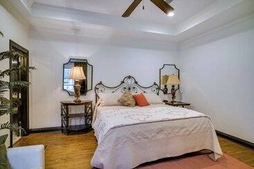 کلبه Elegant Baton Rouge Home W/ Yard ~ 3 Mi To Lsu!