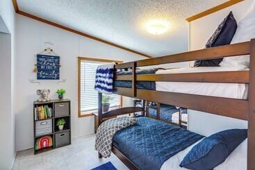 بيت ريفى North Fairfield Family Home W/ Hot Tub & Porch!