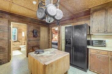 بيت ريفى Pet Friendly Ehrhardt Home W/ Private Pond & Yard!