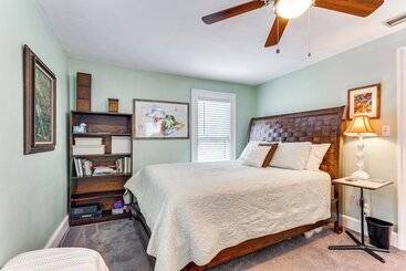 Сельский дом Pet Friendly Tampa Home In Walkable Neighborhood!