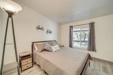 Сельский дом Pine Home W/ Decks & Grill < 1 Mi To Downtown!