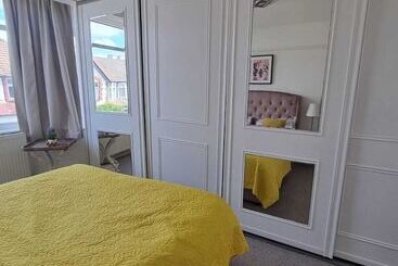 住所  Large 4 Bed Terraced House