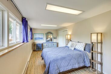 بيت ريفى Spacious Eagle River Escape W/ Hot Tub + Views!