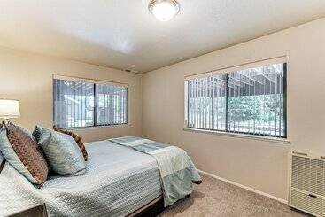 קוטג'' Spacious Riverfront Wilseyville Home W/ Deck!