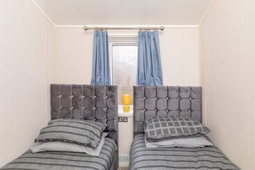 Сельский дом Family Luxury Cabin Retreat With Hot Tub