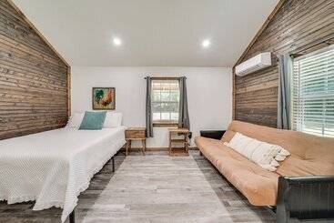 بيت ريفى Secluded Broken Bow Cabin W/ Fishing Pond & Views!