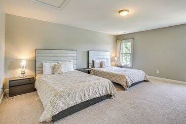 کلبه Spacious High Point Family Home W/ Yard & Grill