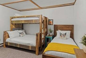 کلبه Summit Shores Tranquil Escape Designed For Groups W/ Fire Pit + Game Room