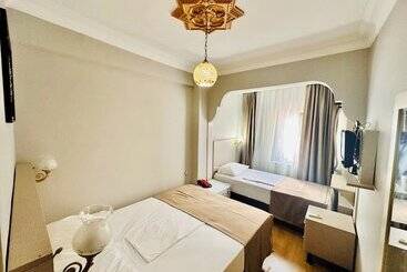 فندق Crowned Exclusive