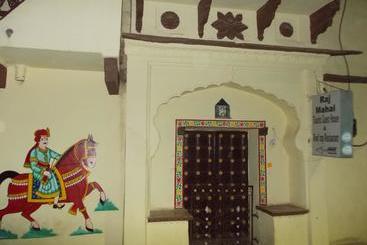 مبيت وإفطار Raj Mahal Guest House