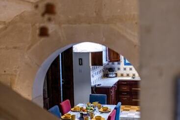 تختخواب و صبحانه The Stone House