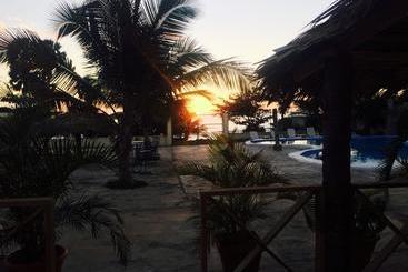هتل La Saladilla Beach Club