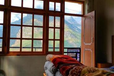 Bros Hostel & Cafe, Sissu