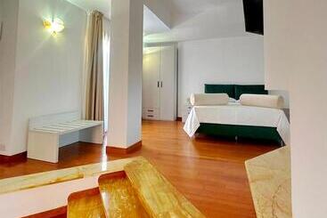 住宿加早餐  Elimar Villa & Pool