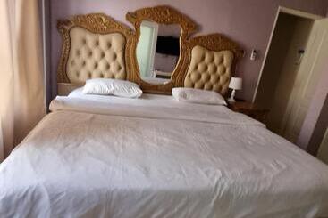 بنسيون Apelles Palace Guest House