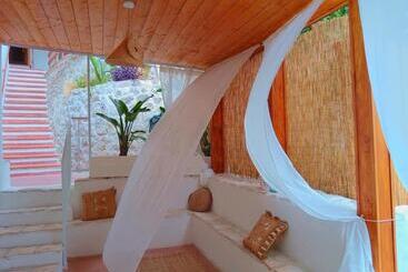 بنسيون Oikos Guesthouse & Rooftop