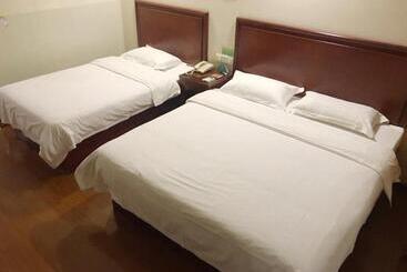 Отель Greentree Inn Zibo Liuquan Road Walmart Square Express