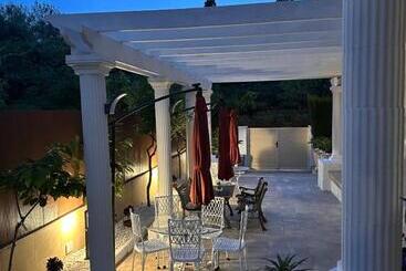 تختخواب و صبحانه Villa Iri