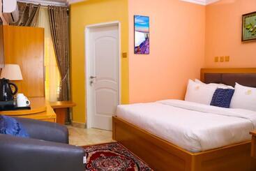 فندق Madaki S Executive Suites