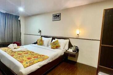Отель Royal Suites Walkin Distance Prem Mandir