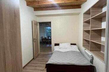 هاستل Milikbek Dodikhudo