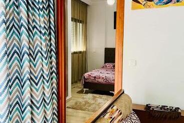 تختخواب و صبحانه Last Day Inn