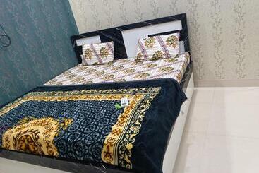 ホテル Pari Residency 5 Mint Walking From Shri Ram Janmabhoomi Temple