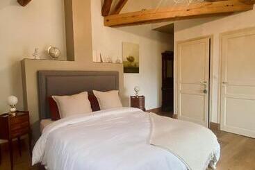 تختخواب و صبحانه Maison Adrienne