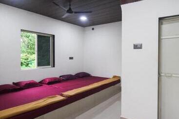 אתר נופש Komal Farm House Karjat