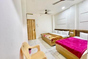 Отель Sv Palace ! Ujjain ! होटल एसवी पैलेस ஹோட்டல் Sv பேலஸ் హోటల్ Sv ప్యాలెస్ Fully Air Conditioned