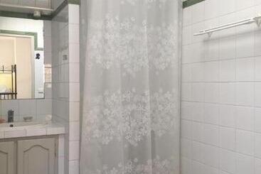 تختخواب و صبحانه Beautiful Room In Aix Center
