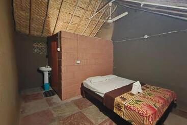 בית מלון כפרי Hampi Waterfall Cottages