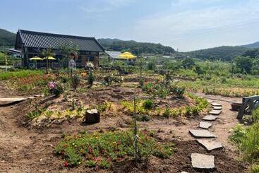 Пансион Yeongyang Youyoudang Dockchae Hanok