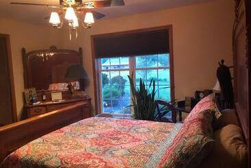Bed and Breakfast 1st Floor Guest Room With Private Full Bath