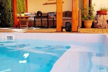 ベッドアンドブレックファースト Canadian Style House With 3d Effect Pool