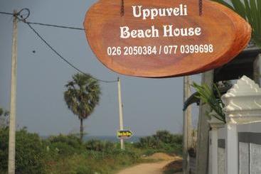 تختخواب و صبحانه Uppuveli Beach House
