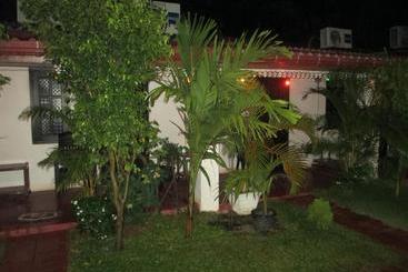 تختخواب و صبحانه Uppuveli Beach House