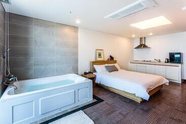 בית מלון כפרי Sea Stay