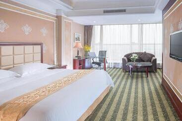 Vienna Hotel Songgang Yanchuan Road