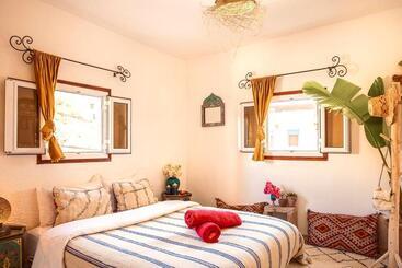 هاستل The Lunar Surf House