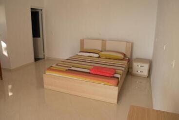 پانسیون Sunshine Guesthouse Dhermi