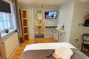 بنسيون Innit Joy