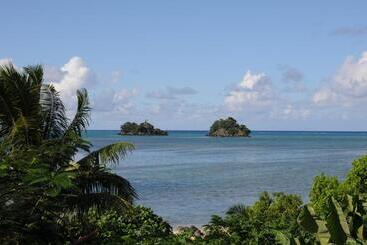 استراحتگاه Coconut Grove Beachfront Cottages