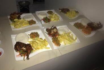 تختخواب و صبحانه Raha Leo Inn