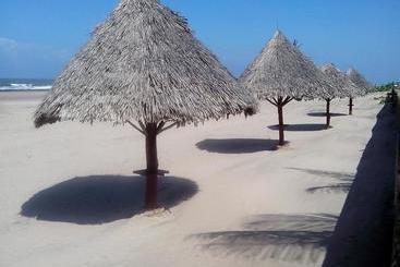 استراحتگاه Karibuni Hotel & Villas