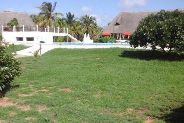 استراحتگاه Karibuni Hotel & Villas