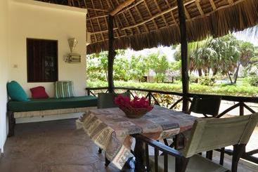 استراحتگاه Karibuni Hotel & Villas
