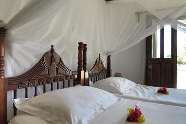 استراحتگاه Karibuni Hotel & Villas