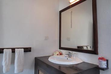 استراحتگاه Karibuni Hotel & Villas